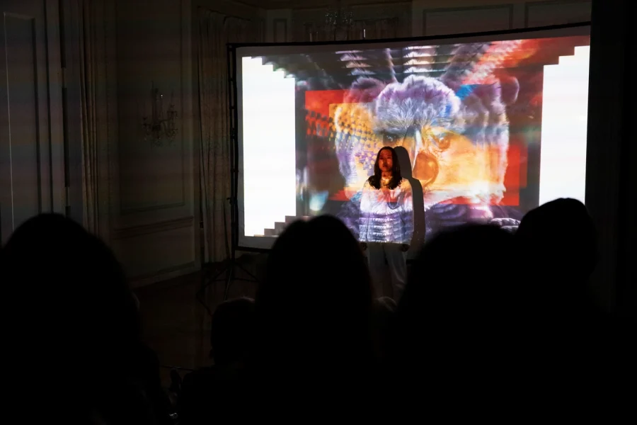 Suwon Lee, Dictée/Exilée, performance en Americas Society, NY, 20 nov, 2024. Foto: Ana Aizer