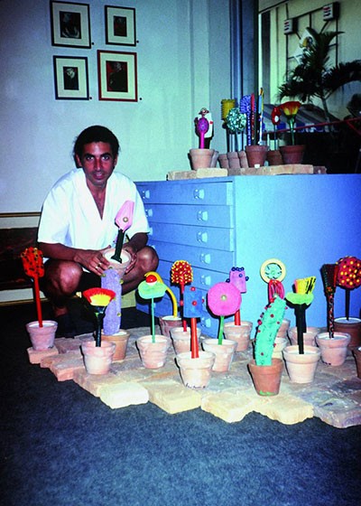Feliciano Centurión junto a sus Macetas. Imagen vía Portal Guaraní