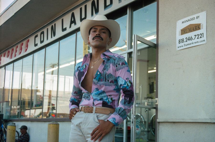 Fabián Guerrero, José frente a Laundromat, Lynwood, CA, de la serie Brown Queer Rancheros, 2017/23. Fotografía digital. Cortesía del artista
