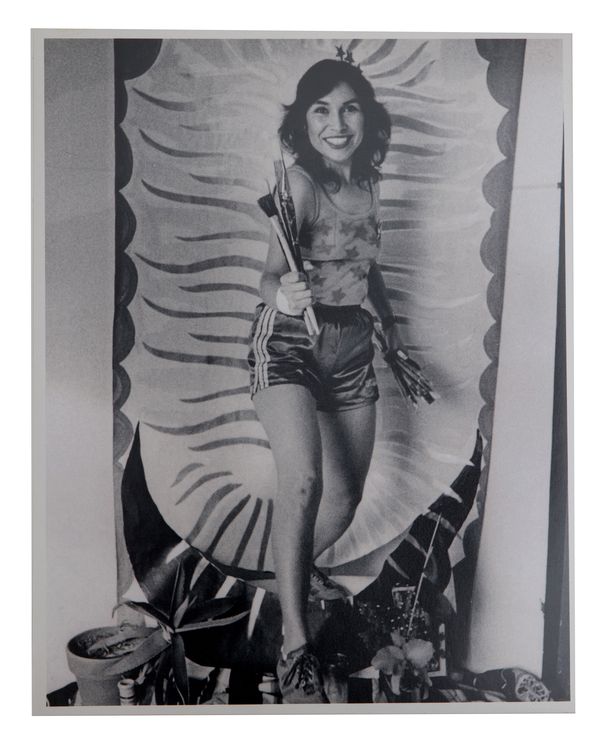 Yolanda López, Tableaux Vivant, 1978, impreso hacia 1980. Fotografía en blanco y negro. Fotografía de Susan Mogul. Cortesía de Río Yáñez y American Federation of Arts