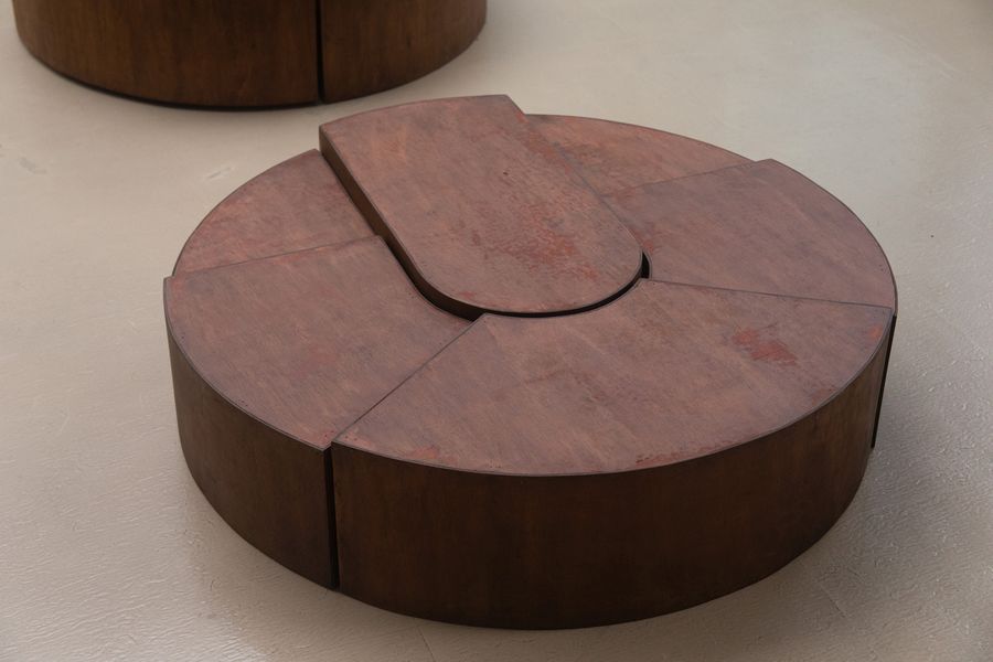 Rosario Aninat, Drop of lead, 2024. Madera contrachapada teñida, aceite, 98 cm ⌀ x 24 cm. Bienal de Escultura de Changwon, Changwon, Corea del Sur, 2024. Foto: Moritz Tontsch, Jiyoon Chung