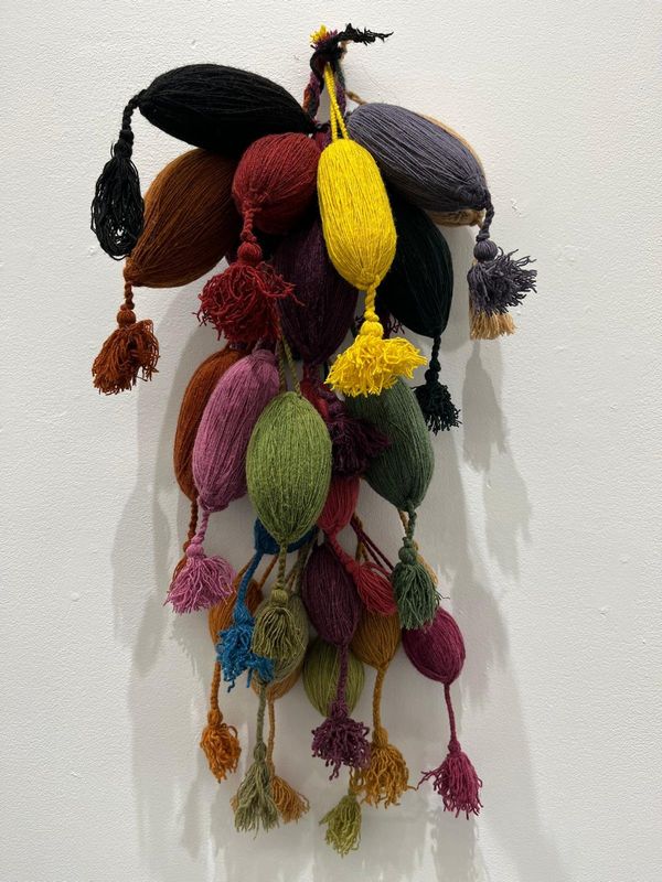 Cecy Gómez, Rogelia Sántiz & Antonia Gómez, Óvulos, 2019. Lana teñida con tintes naturales de corteza de encino, resina, muiqule, barba de león, cochinilla, capulines, añil, barro negro, achiote, palo azules. Dimensiones variables.