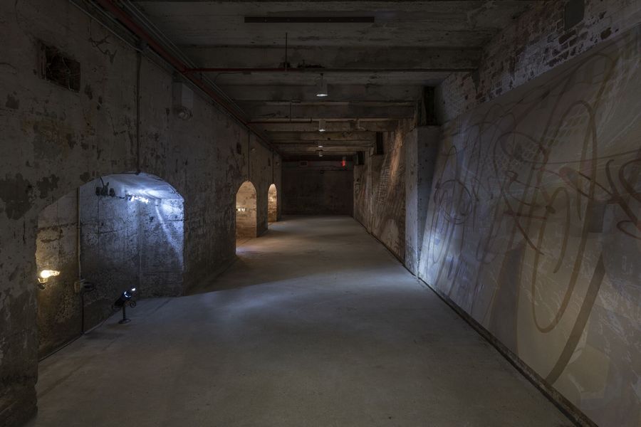 Vista de la exposición ASMA: Espacio ideal para la música en SculptureCenter, Nueva York, 2024-25. Cortesía de los artistas; Gaga, Los Ángeles y Guadalajara; y Peana, Ciudad de México. Foto: Charles Benton.