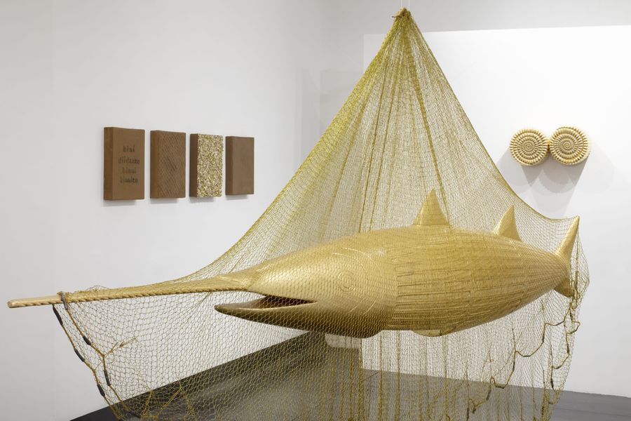 Ana Hernández, Bixhia', 2024-25. Fibra de vidrio, oro y red de pesca, 40 x 40 x 300 cm. Cortesía de la artista y Campeche. Foto: Ramiro Chaves