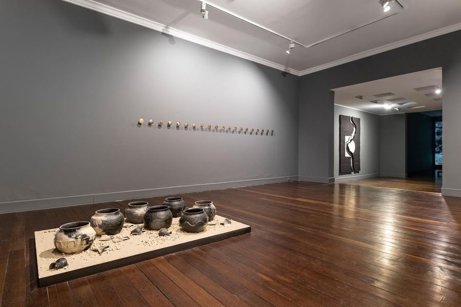 Vista de la exposición Primera vuelta de la espiral, de Camila Rodríguez Triana, en Casas Riegner, Bogotá, 2025. Foto cortesía de la galería