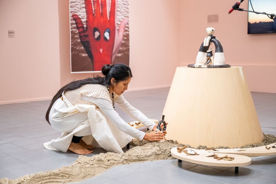 Cristina Flores Pescorán. Performance en el marco de la exposición Ecos de los Ancestros, Castillo de Nijenhuis del Museum de Fundatie (Heino/Wijhe, Países Bajos), 2025.
