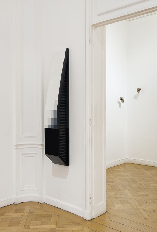 Daniel Stroomer, RELIEF #03, 2022. Aerosol, barniz sobre MDF,150 x 25 x 20 cm. Cortesía: Galería Otto