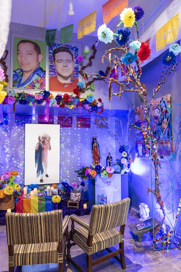 David Zamora-Casas, Altar for the Spirit of Rasquachismo Homenaje a Tomás Ybarra-Frausto, 2024, altar. Foto: Beth Devillier