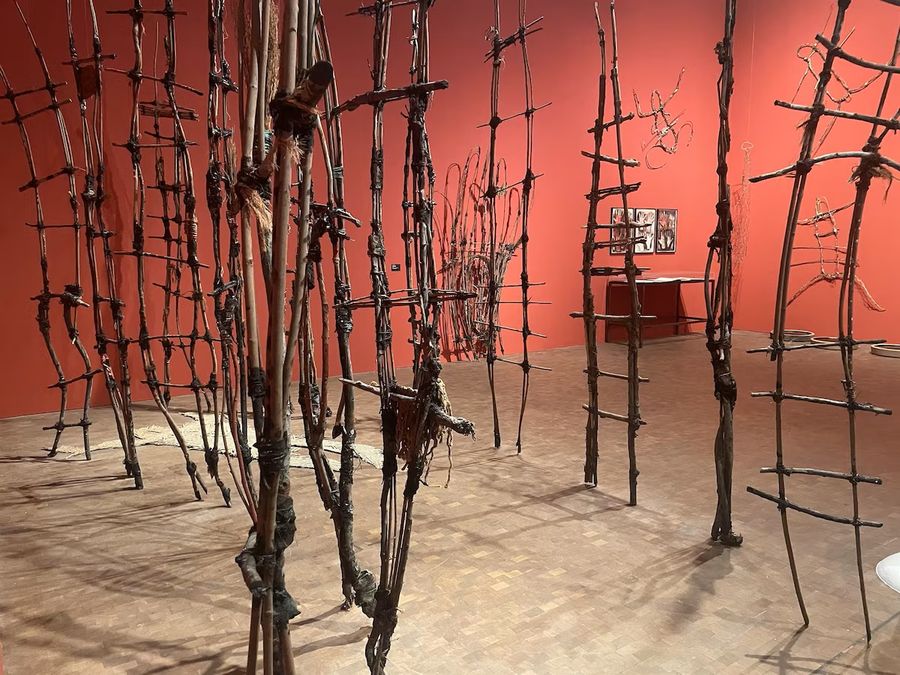 Doble muro (2006). Vista de la exposición Marta Palau. Mis caminos son terrestres, Museu Tàpies, Barcelona, 2025. Foto vía Europa Press