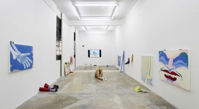 Vista de la exposición El otro protagonista de la noche, de Enrique López Llamas, en llano, CDMX, 2025. Cortesía de la galería