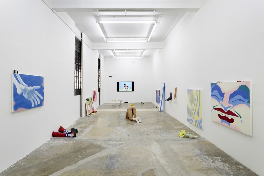 Vista de la exposición El otro protagonista de la noche, de Enrique López Llamas, en llano, CDMX, 2025. Cortesía de la galería