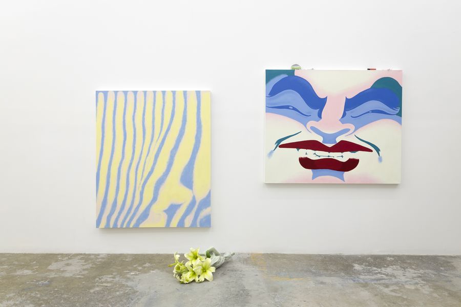 Izq: Enrique López Llamas, Venus (backdrop and lilies), 2025. Acrílico sobre tela y acrílico pintado a mano sobre polímero de plástico. Conjunto de un objeto y una tela, 120 x 100 x 4.5 cm (tela); 22 x 58 x 45 cm (objeto). Der: Rope (backdrop, gum, lighter and cigarettes), 2025. Acrílico sobre tela y acrílico pintado a mano sobre polímero de plástico. Conjunto de 10 objetos y 1 tela de 110 x 120 x 4.5 cm. Cortesía: Llano