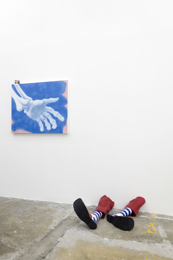 Izq: Enrique López Llamas, Plead (backdrop, pack and lighter), 2025. Acrílico sobre tela y acrílico pintado a mano sobre polímero de plástico. Conjunto de 2 objetos y 1 tela de 88 x 100 x 4.5 cm. Der: I guess time just makes fools of us all, 2024. Acrílico pintado a mano sobre polímero de plástico, 32 x 80 x 75 cm. Cortesía: Llano