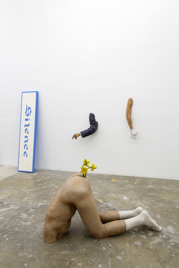 Enrique López Llamas, Narcissus (The man that knows something knows that he knows nothing at all), 2025. Acrílico pintado a mano sobre polímero de plástico, 80 x 130 x 50 cm. Cortesía: Llano