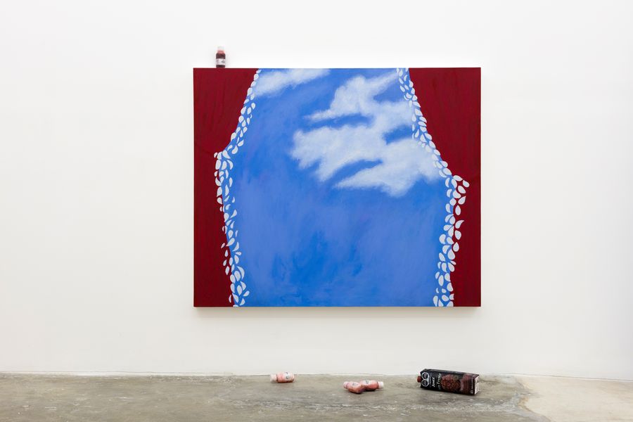Enrique López Llamas, Red (backdrop and liquids), 2025 Acrílico sobre tela y acrílico pintado a mano sobre polímero de plástico. Conjunto de 5 objetos y 1 tela de 150 x 120 x 40 cm. Cortesía: Llano