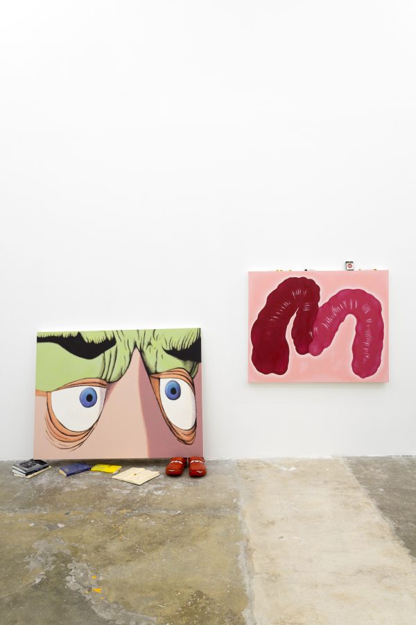 Izq: Enrique López Llamas, Stare (backdrop, crocs, books, sketchbook and cigarettes), 2025. Acrílico sobre tela y acrílico pintado a mano sobre polímero de plástico. Conjunto de 10 objetos y 1 tela de 95 x 130 x 60 cm. Der: Dreams (backdrop, pack, lighter and cigarrettes), 2025. Acrílico sobre tela y acrílico pintado a mano sobre polímero de plástico. Conjunto de 8 objetos y 1 tela de 88 x 100 x 4.5 cm. Cortesía: Llano