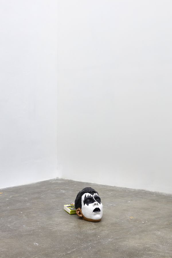 Enrique López Llamas, Hello, it’s me, 2025. Acrílico pintado a mano sobre polímero de plástico. Conjunto de 9 objetos, 20 x 50 x 35 cm. Cortesía: Llano