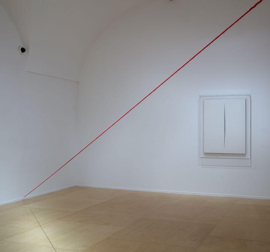 Fred Sandback y Lucio Fontana en El aire conmovido… comisariada por Georges Didi-Huberman, Museo Reina Sofía, Madrid, 6 nov, 2024 - 17 mar, 2025. Cortesía: Archivo MNCARS