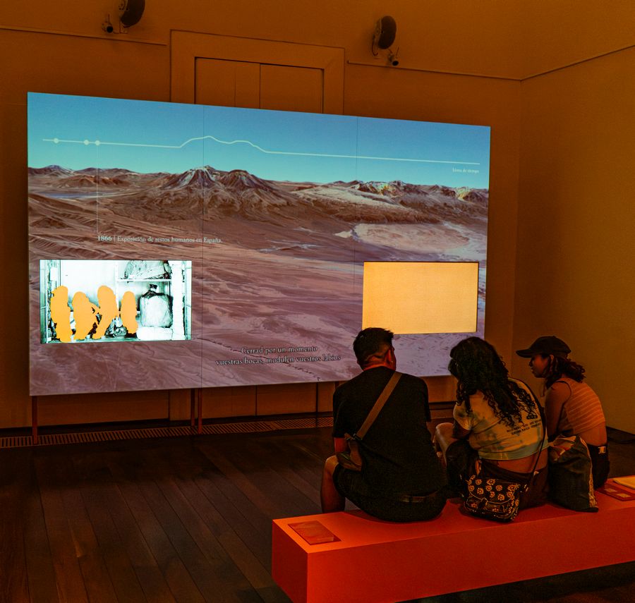 En los huesos, de Juanjo Santos. Foto: Jairo Villalobos. Vista de la exposición Una tumba de Chiu Chiu, Palacio Pereira, Santiago, 2025.
