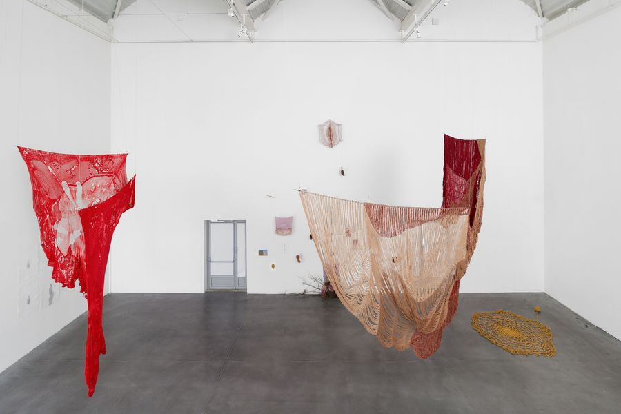 Vista de la exposición Rêver le temps (Soñar el tiempo), de Cristina Flores Pescorán, en el Frac Poitou-Charentes (Angoulême, Francia), 2024-2025. Cortesía del espacio.