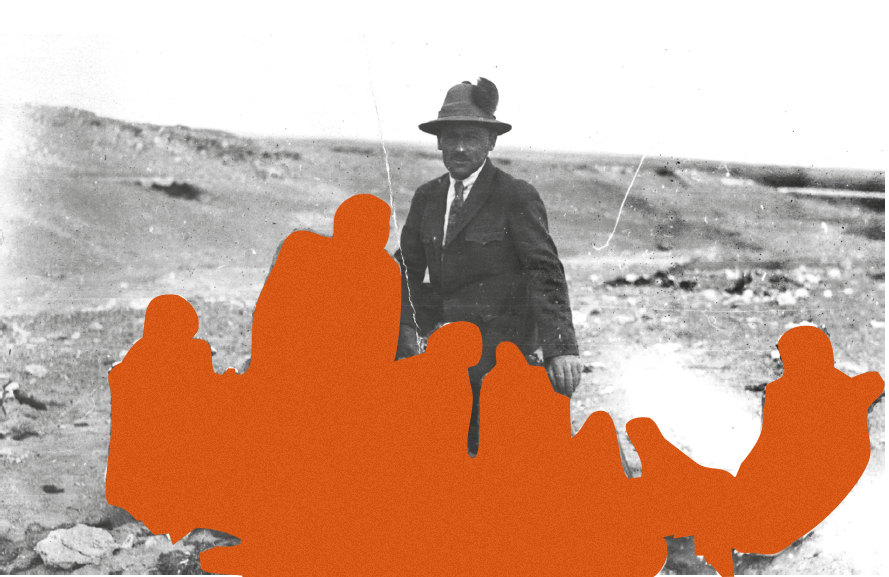 Herman Eggers posando frente a varios conjuntos de restos humanos en Chiu Chiu. Cortesía: Colección Museo Histórico Nacional de Chile