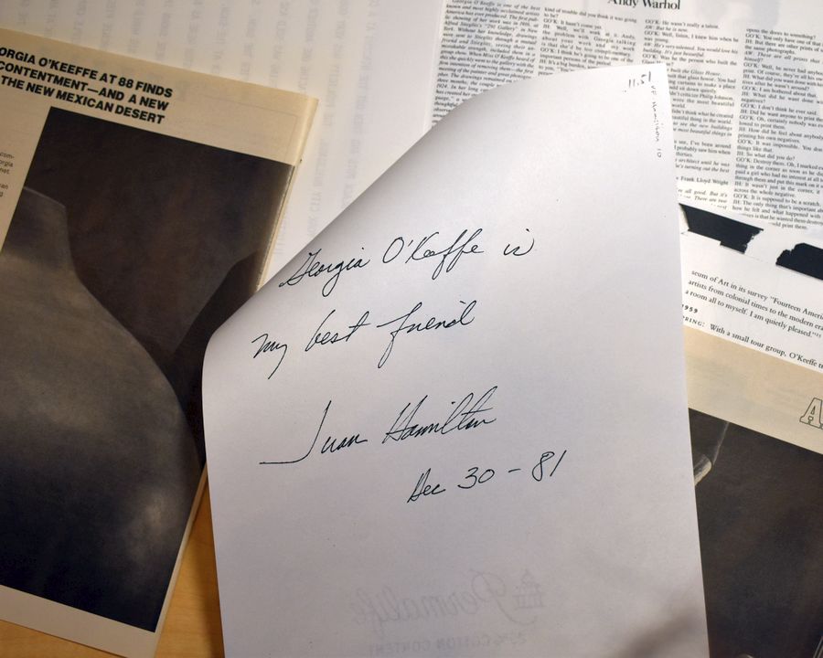 3. Una nota de Juan Hamilton en la Library & Archive de The Georgia O'Keeffe Museum en Santa Fe. En caligrafía de Hamilton se lee: “Georgia O'Keeffe es mi mejor amiga”, firmada el 30 de diciembre de 1981. Fotografía: Ariel Florencia Richards © The Georgia O'Keeffe Museum.