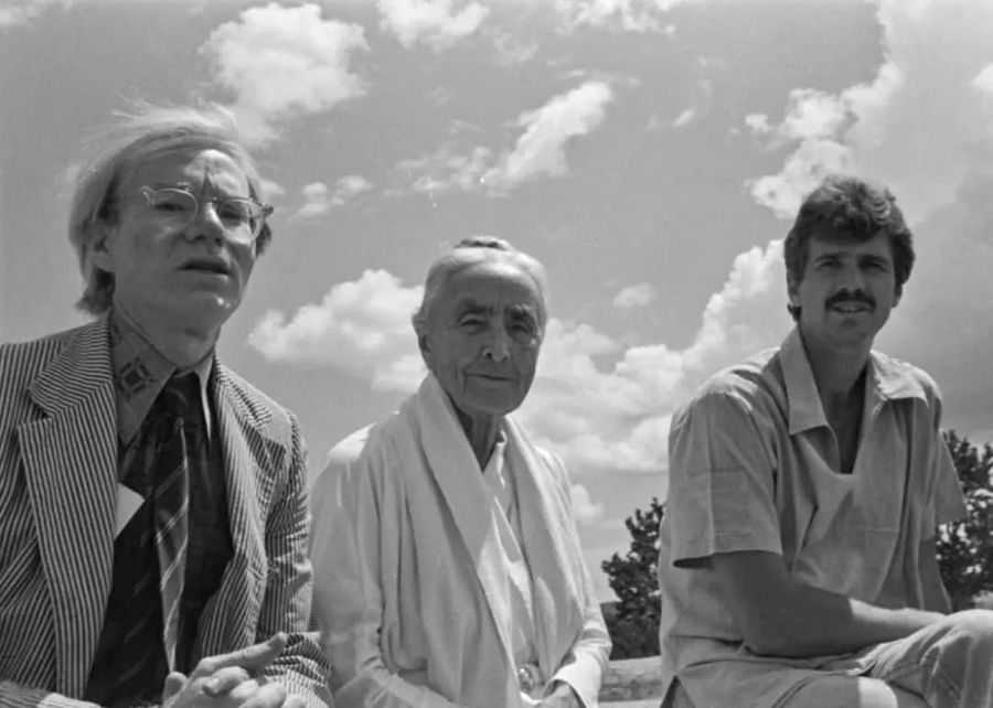 16. Andy Warhol junto a Georgia O'Keeffe y Juan Hamilton en el techo del Ghost Ranch, la casa de O’Keeffe en Abiquiú, New Mexico (1977) © Andy Warhol Archive.