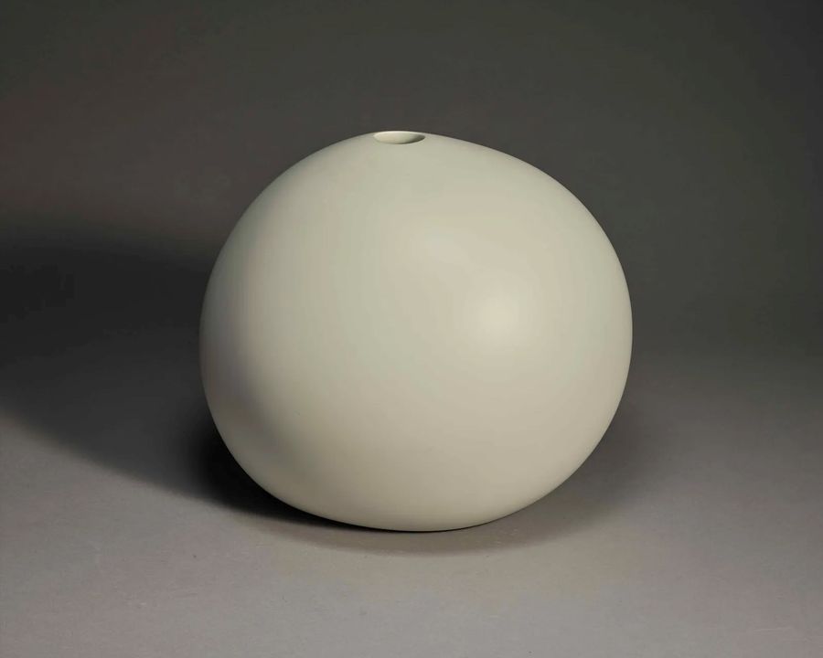 Georgia O'Keeffe, Sin título (vasija de barro), una pieza moldeada en 1981 en gres lacado de 34,9 cm de diámetro © Georgia O'Keeffe/Sotheby’s.