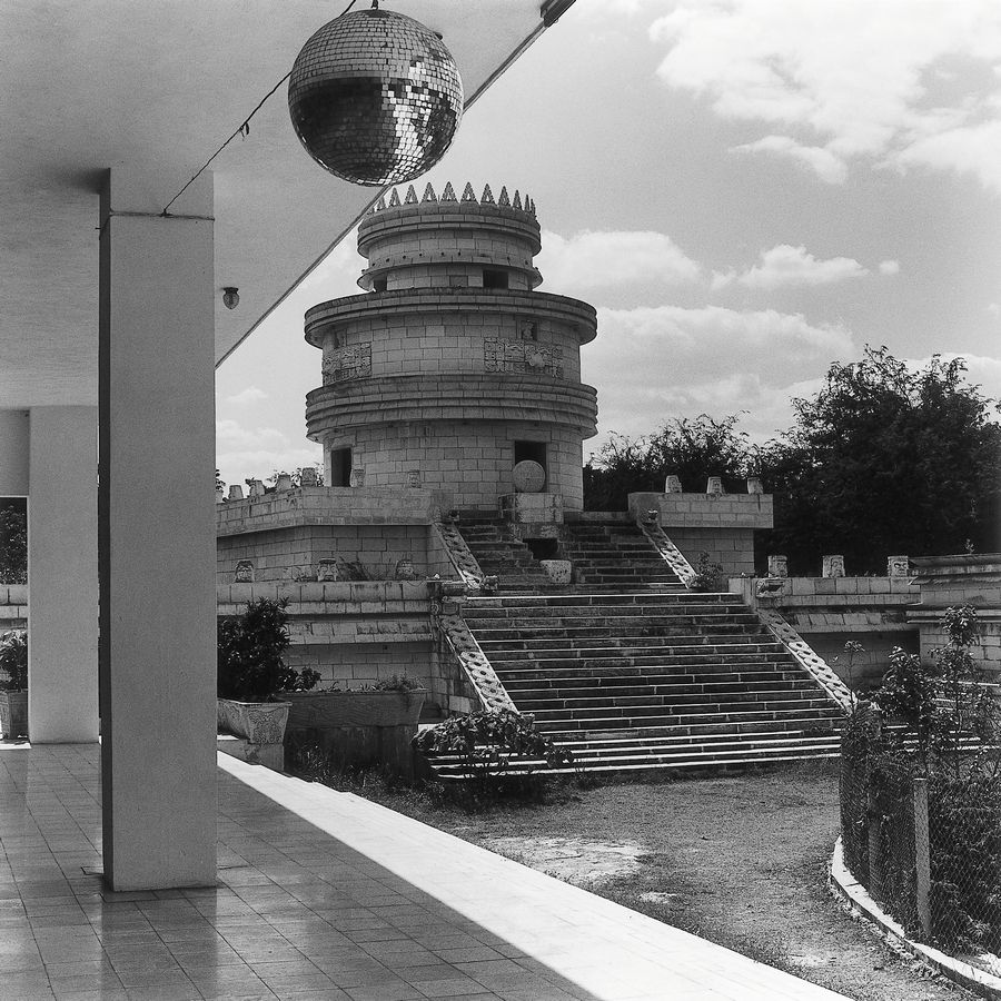 Lourdes Grobet, Centro Nocturno Ciudad Maya, Mérida, Yucatán, de la serie “Neo-Olmayaztec”, c.1982-1983. Fotografía impresión digital B/N, 50 x 50 cm. Copia de exposición, 2024. Cortesía de Lourdes Grobet, S.C.