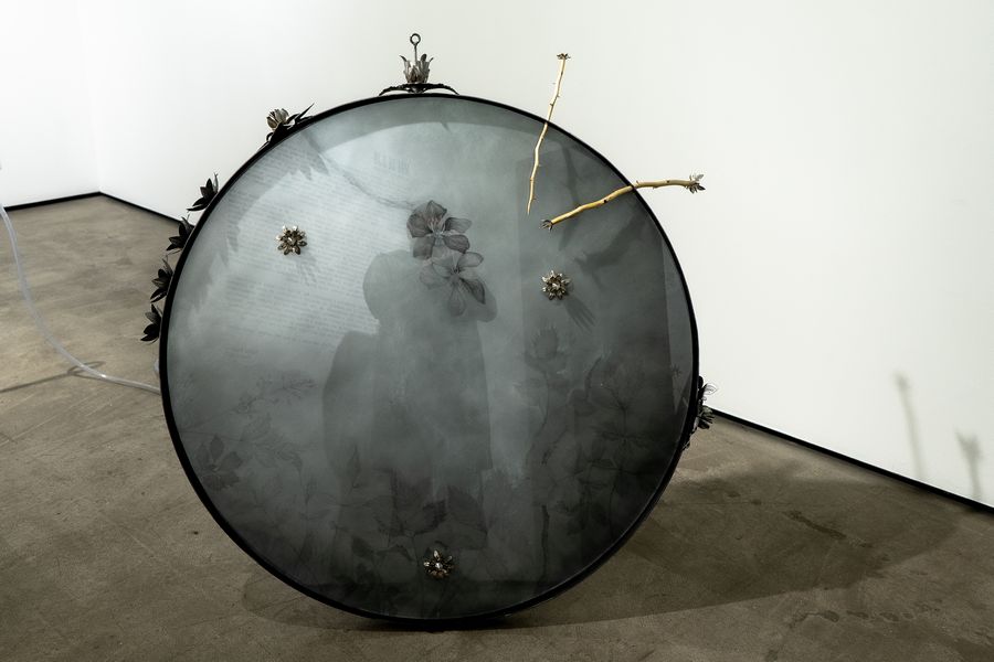 Juan Carlos León, Portal de Copal (Talismán runa rirpu), 2025. Copal. Dibujo en lápiz grafito, carboncillo, polvo de plata, grafito y carbón sobre papel. Marco y apliques de fierro, latón, aluminio y vidrio. Espinos de Acacia de tres espinas, 125 X 127 X 50 cm. Foto: Quique Murguía. Cortesía: La Nao