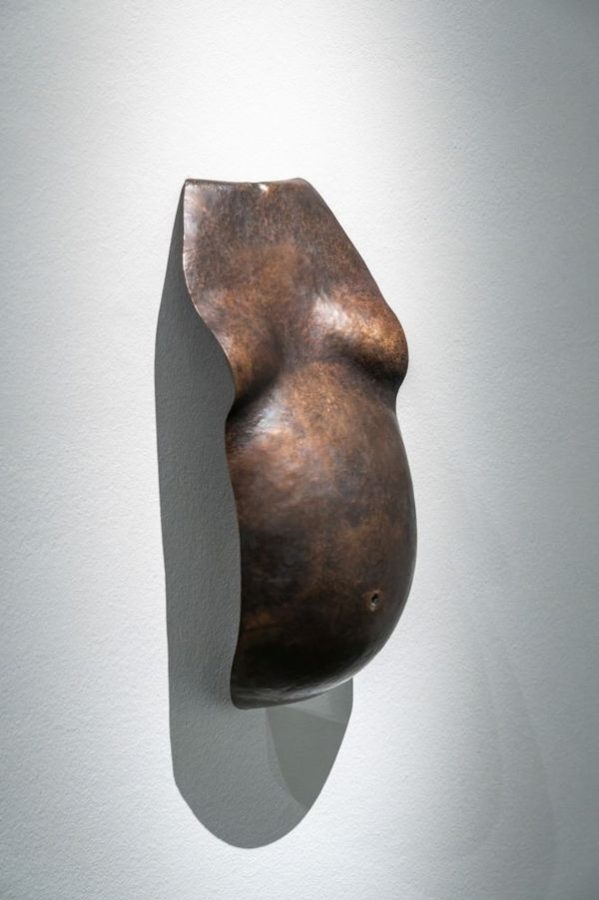 Mar Arza, Shield (Escudo), 1997. Vista de la exposición Sotaveu en La Virreina, Barcelona, 16.11.2024 – 30.03.2025. Foto cortesía de La Virreina