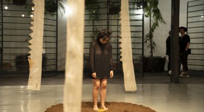 Performance durante la inauguración de la exposición Di tu nombre tres veces, de María Sosa, en Plataforma, Guadalajara, México, 2025. Foto cortesía del espacio