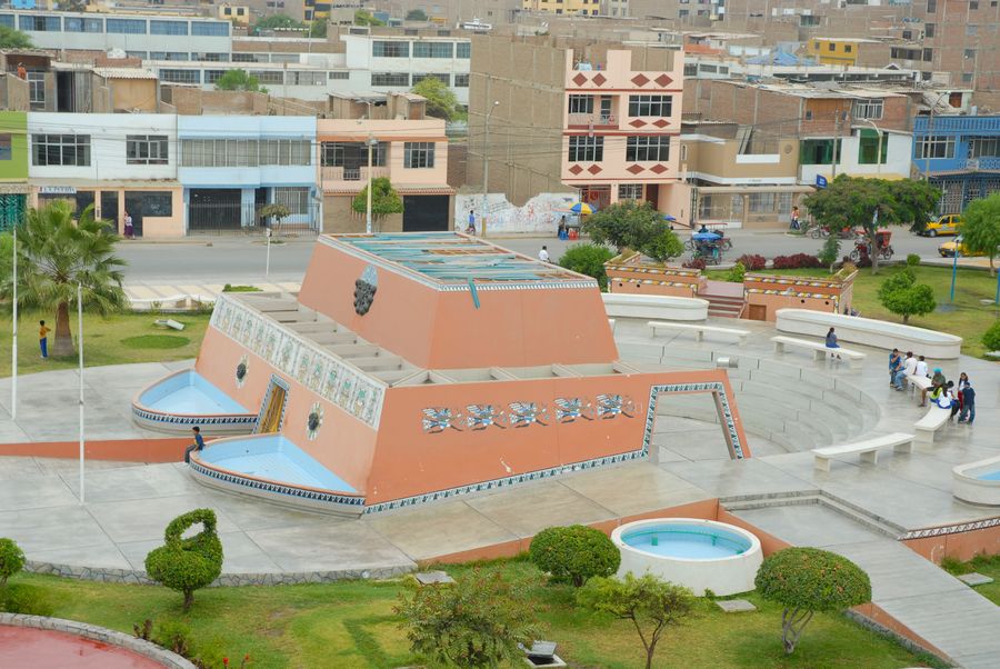 Mario Silva, Plaza Cívica, Chiclayo, Perú, 2006. Impresión sobre papel VK Impresión Giclée, Coto 310 gr., 40,17 x 60 cm. Copia de exposición, 2024. Cortesía del artista