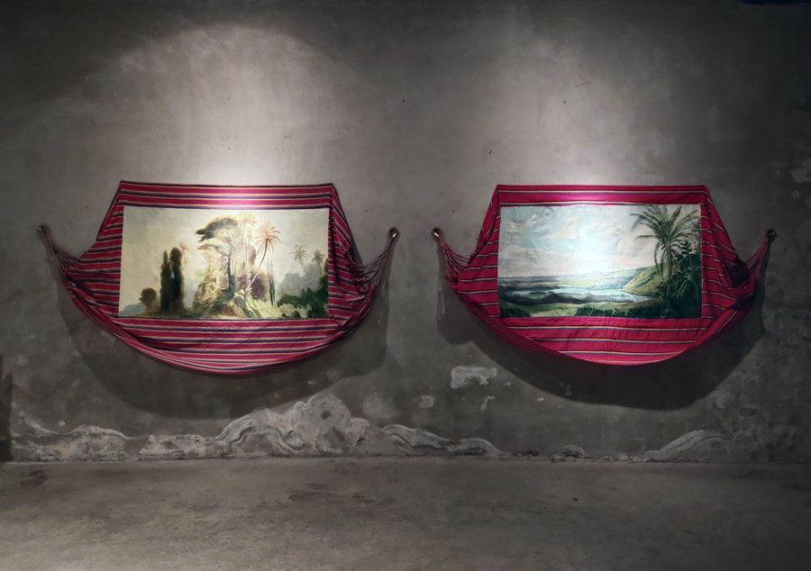 Néstor García, De la serie Razón y política de la pintura, Capítulo: Recorridos que articulan miradas, 2024. Óleo sobre hamacas, sombrero y audio, 133 x 250 cm.