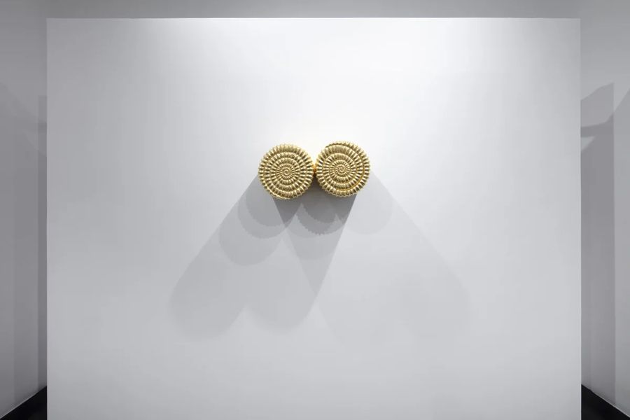 Ana Hernández, LU' / Ojo derecho y ojo izquierdo, 2024-25. Oro 24k y madera tallada, 20 x 20 x 30 cm c/u. Cortesía de la artista y Campeche. Foto: Ramiro Chaves