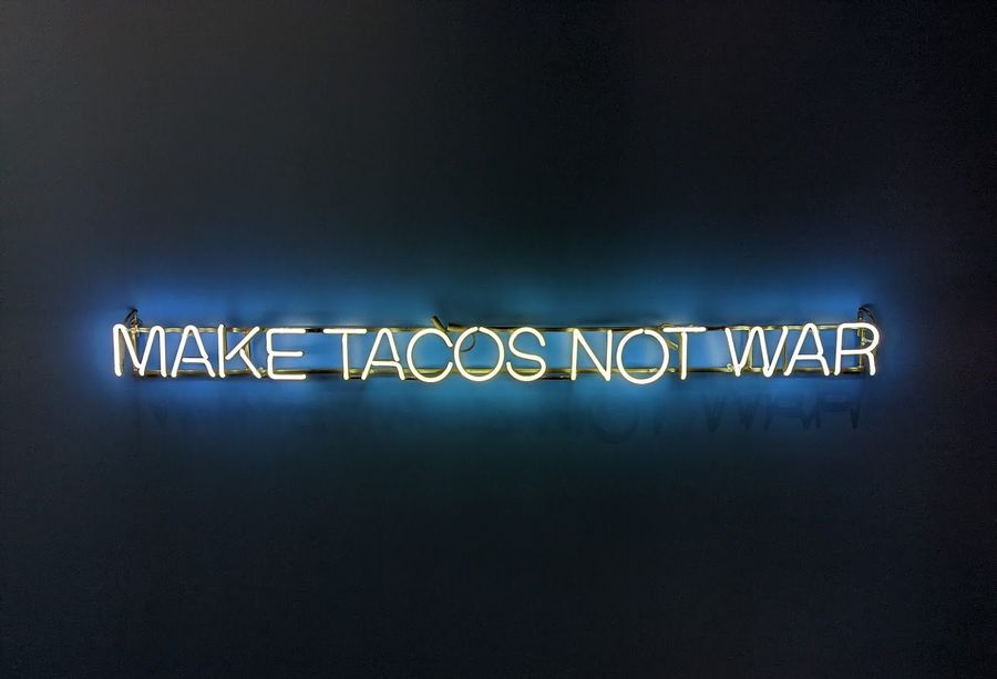 Alejandro Díaz, Make Tacos Not War, 2007. Neón sobre plexiglás transparente. Foto cortesía del artista