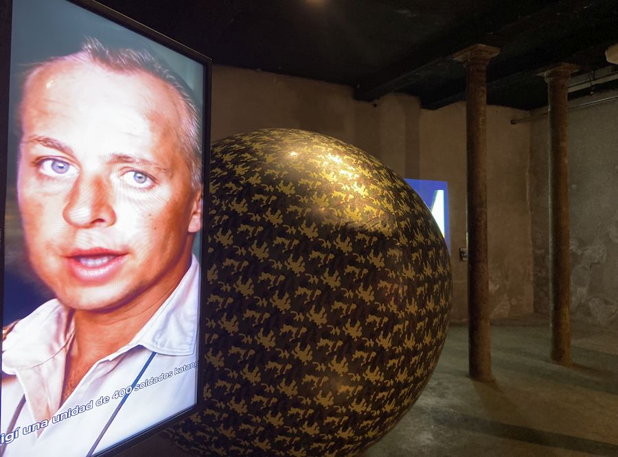 Izq: Paolo Cirio, Resurrect, 2024. Video realizado con asistencia de IA (Deep Fake y ChatGPT) para resucitar al Colonizador belga Jean-Schramme (1929-1988), 8’. Cortesía: Galería Nome, Berlín.