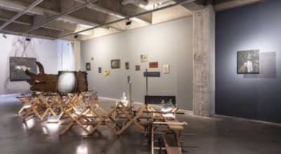Vista de la exposición Teatro de los objetos: La casa de las moscas, mi reino por un burro, en Espacio Continuo, Bogotá, 2025. Foto cortesía de la galería