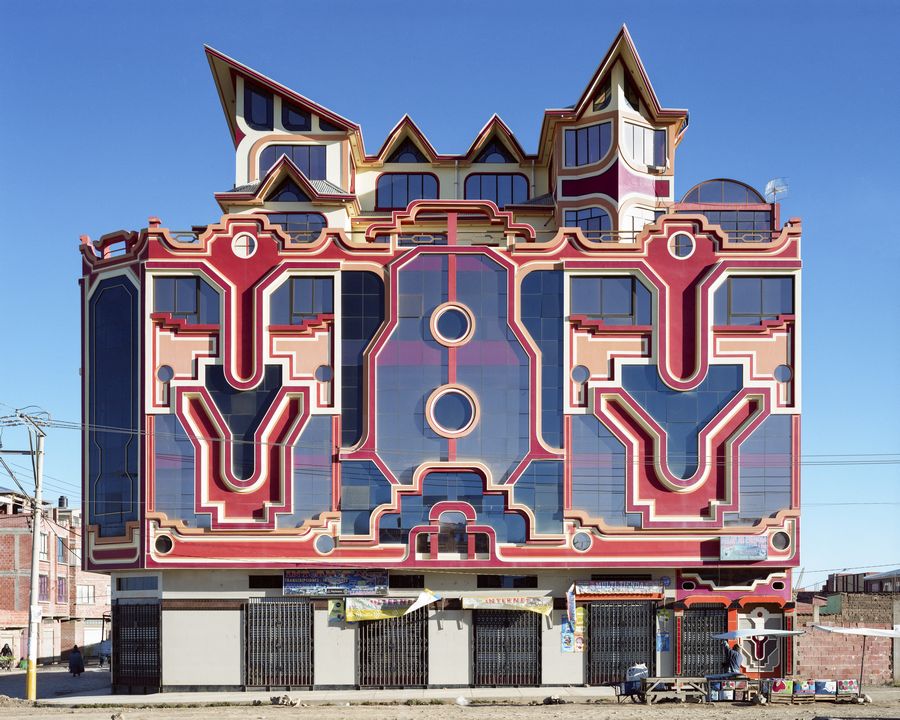 Tatewaki Nio, Neo-andina #031, de la serie “Neo-andina”, El Alto, Bolivia, 2018. Impresión sobre papel VK Impresión Giclée, Coto 310 gr., 48 x 60 cm. Copia de exposición, 2024. Cortesía del artista