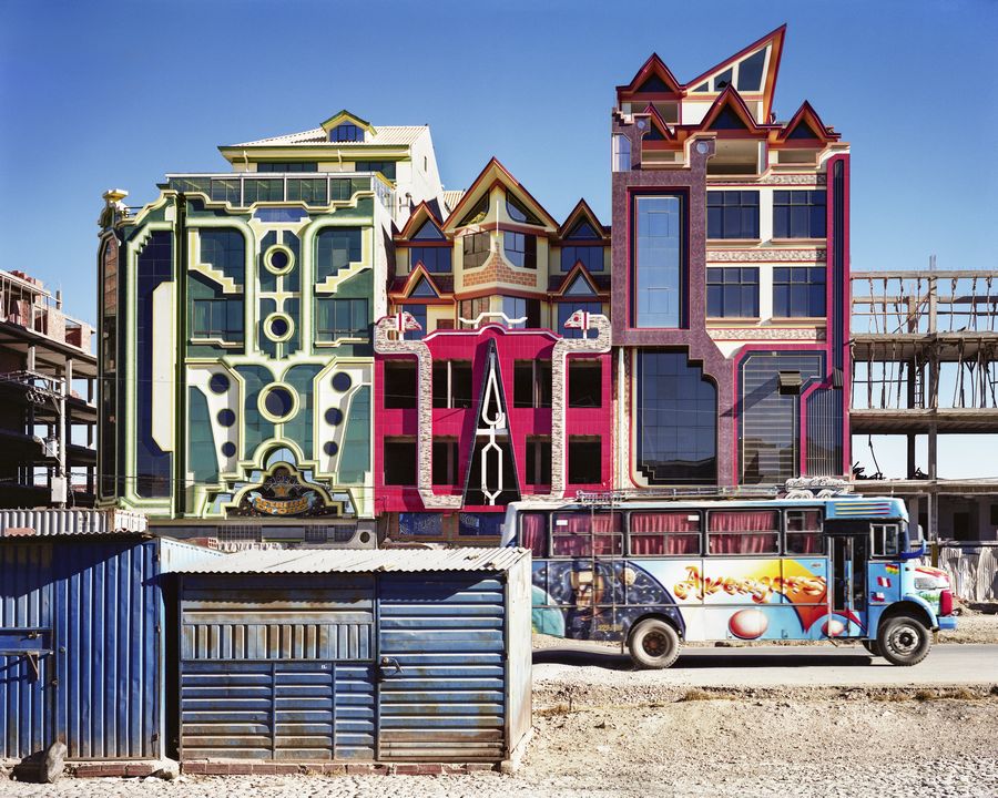 Tatewaki Nio, Neo-andina #102, de la serie “Neo-andina”, El Alto, Bolivia, 2018. Impresión sobre papel VK Impresión Giclée, Coto 310 gr., 48 x 60 cm. Copia de exposición, 2024. Cortesía del artista