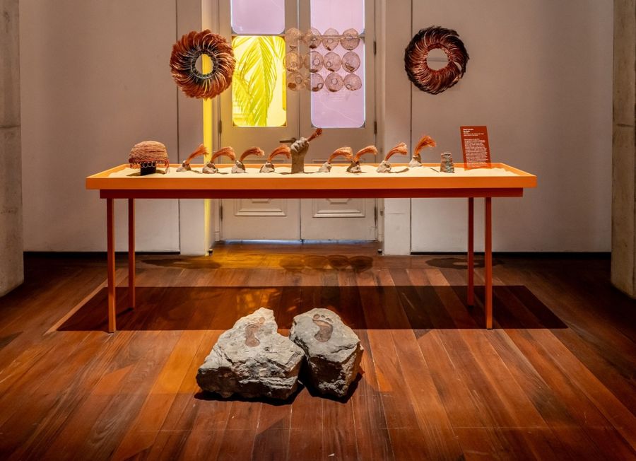 David Corvalán recrea un ajuar funerario con materiales y lenguajes contemporáneos. Cortesía: Palacio Pereira