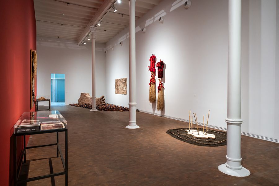 Vista de la exposición Marta Palau. Mis caminos son terrestres. Foto cortesía del Museu Tàpies, Barcelona, 2025.