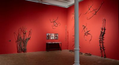 Vista de la exposición Marta Palau. Mis caminos son terrestres. Foto cortesía del Museu Tàpies, Barcelona, 2025.