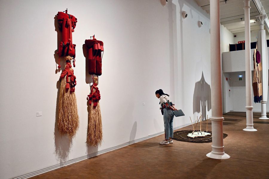 Fetiches, 1978. Vista de la exposición Marta Palau. Mis caminos son terrestres. Foto cortesía del Museu Tàpies, Barcelona, 2025.
