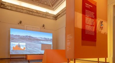 Vista de la exposición Una tumba de Chiu Chiu, Palacio Pereira, Santiago, 2025. Cortesía: Palacio Pereira