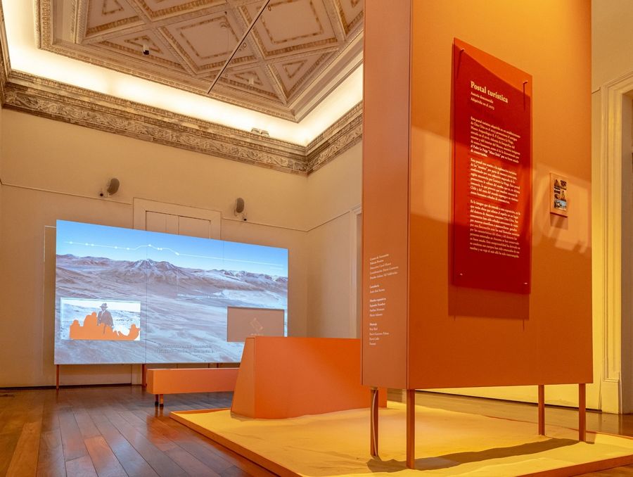 Vista de la exposición Una tumba de Chiu Chiu, Palacio Pereira, Santiago, 2025. Cortesía: Palacio Pereira