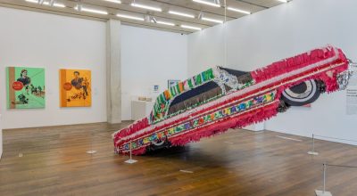 Justin Favela, Piñata de rosa gitana (II), 2022. Objetos encontrados, cartón, espuma de poliestireno, papel y pegamento. Vista de la exposición Xican-a.o.x. Body. Pérez Art Museum Miami, 2024-2025. Foto: Lazaro Llanes