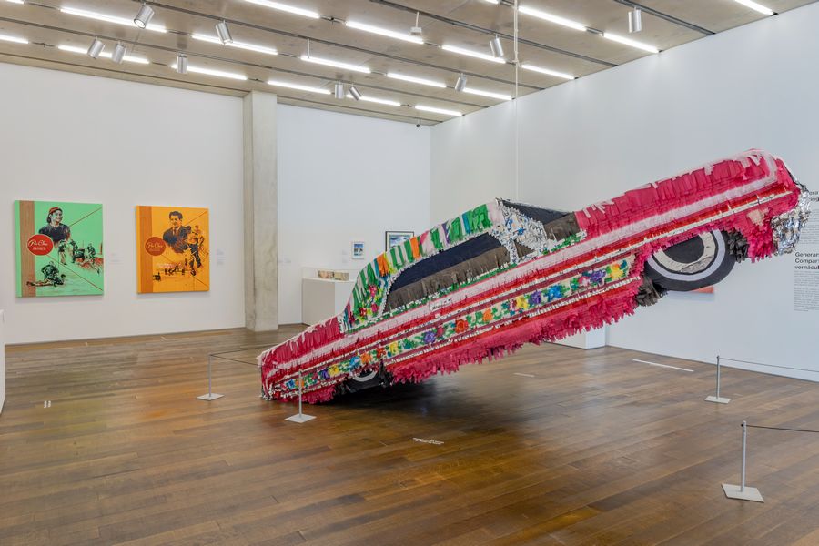 Justin Favela, Piñata de rosa gitana (II), 2022. Objetos encontrados, cartón, espuma de poliestireno, papel y pegamento. Vista de la exposición Xican-a.o.x. Body. Pérez Art Museum Miami, 2024-2025. Foto: Lazaro Llanes