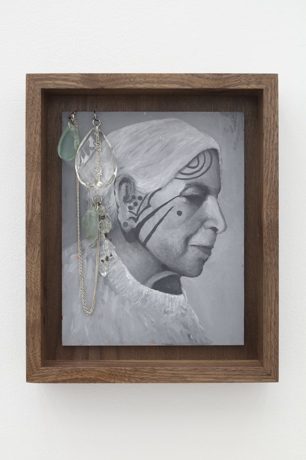 Noé Martínez, Calmecayo, Verano 2024, 2024. Óleo sobre placa de cobre, cristales antiguos recuperados, cadena de plata y cuarzo, enmarcado en madera de nogal americano, 23 x 19 x 4 cm. Cortesía: Proyectos Monclova