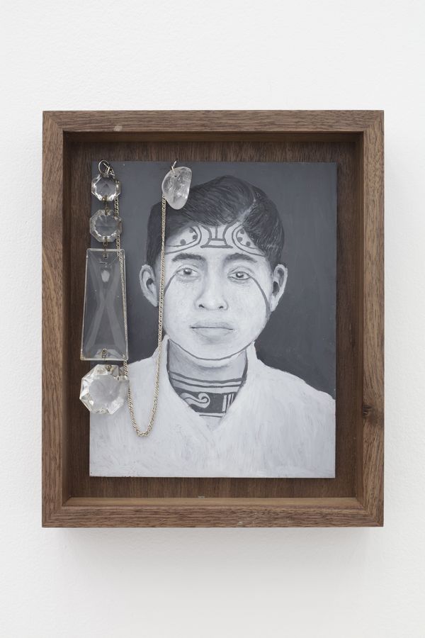 Noé Martínez, Calmecayo, 2024. Óleo sobre placa de cobre, cristales antiguos recuperados, cadena de plata y cuarzo, enmarcado en madera de nogal americano, 23 x 19 x 4 cm. Cortesía: Proyectos Monclova
